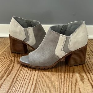 Sorel Nadia Peep Toe suede gray/white ankle booties, size 7.5